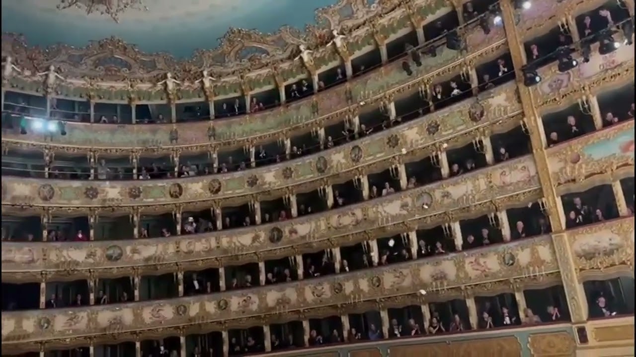 La Fenice, pioggia di volantini contro Beatrice Venezi alla prima della stagione lirica