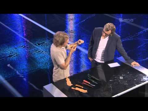Harri Anttila Ennatystehdas splitting hair with super sharp knife