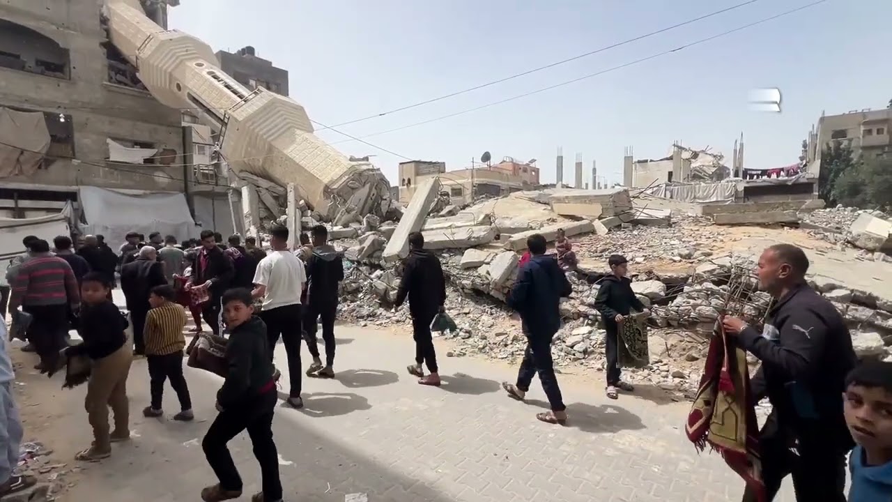 Gazzeliler Cuma namazlarını cami enkazlarının üzerinde de olsa aksatmıyor
