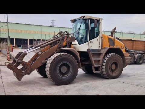 Ładowacz czołowy Liebherr L526 z gumowymi kołami