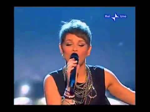 Gianni Morandi  Alessandra Amoroso   Scende la pioggia