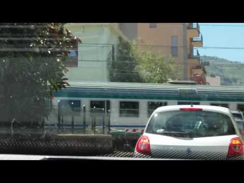 Regionale al passaggio a livello