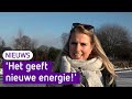 Mensen genieten van de sneeuw.