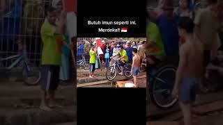 Download lagu Lomba Naik sepeda di atas papan air mp3