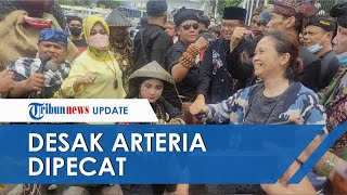 Aksi Demo Desak Arteria Dahlan Dipecat Digelar Masyarakat Penutur Bahasa Sunda di Depan Gedung DPR