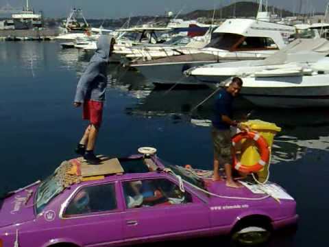 Capone e l'Autonauta: percussioni e tip tap su una Maserati anfibia!
