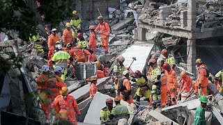 Rescatistas buscan supervivientes tras el mortal derrumbe de una residencia en Brasil