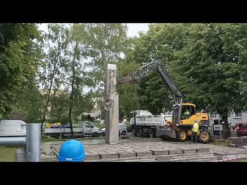 Demontaż pomnika w Dąbiu. Żegnaj, komunistyczna bryło