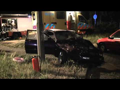 Bautzen - Getunter VW kracht gegen Baum: Fahrer eingeklemmt und schwer verletzt