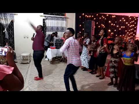 Mozee Kamana - Barikiwa akimsifu Mungu