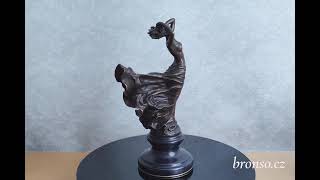 Dáma s vlajícími šaty – bronzová socha, elegantní umělecká figurka z pravého bronzu