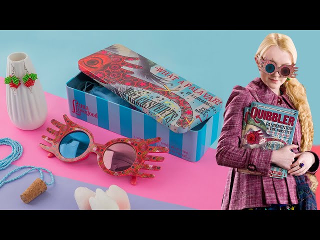 Vídeo relacionado con Cinereplicas Harry Potter - Trío de réplicas de accesorios Luna Lovegood con Spectrespecs, aretes rábano y collar de corcho - Licencia Oficial