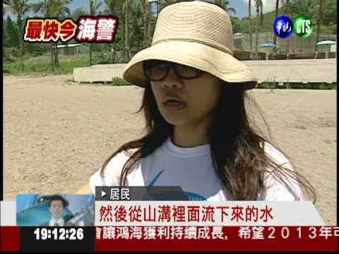 富岡漁港風雨欲來 老外玩命踏浪