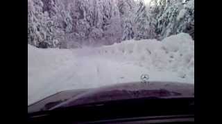 preview picture of video 'Mercedes Benz 190E Snow Swinging'