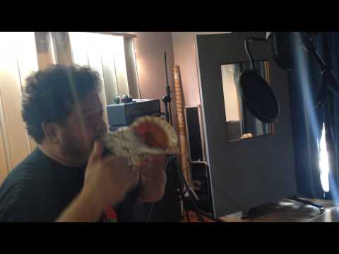 Mauro Ottolini suonatore di conchiglie.