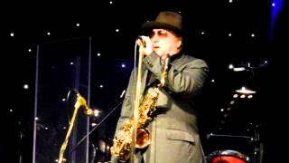 Van Morrison sings &#39;That&#39;s Life&#39;