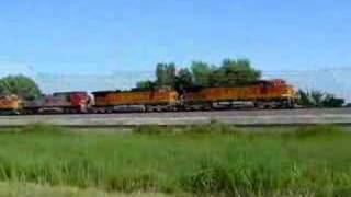 preview picture of video 'Pacing BNSF trains 2'