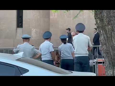 Փաշինյանի այցից առաջ շները զենք են փնտրում քաղաքապետարանի մոտ