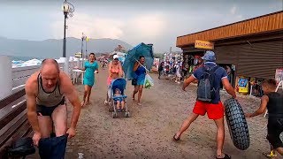 Отдыхающие массово бегут с пляжей Крыма
