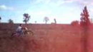 preview picture of video 'El Marcos saltando con la moto Yumbo Dakar'