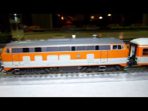 29. Stummi-Treff WN,  11 - BR 218 143-6 (Trix 22234) mit Nahverkehrszug 'City-Bahn'