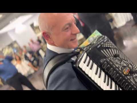 SVEKOROT SVIRI HARMONIKA NA SVADBATA NA SVOJOT SIN( (SASH PETRESKI) MELBOURNE