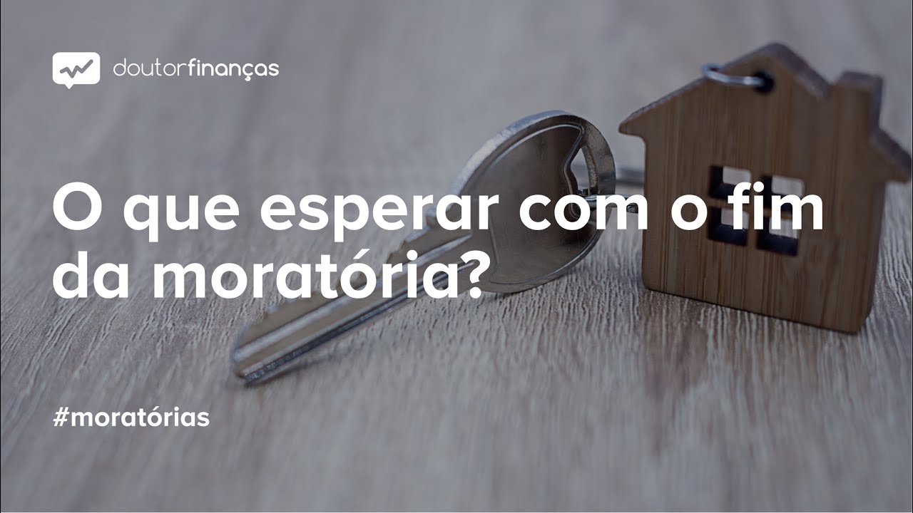 Homem faz um balanço das suas contas. Em cima da mesa está uma série de faturas, cujos valores são apontados num caderno