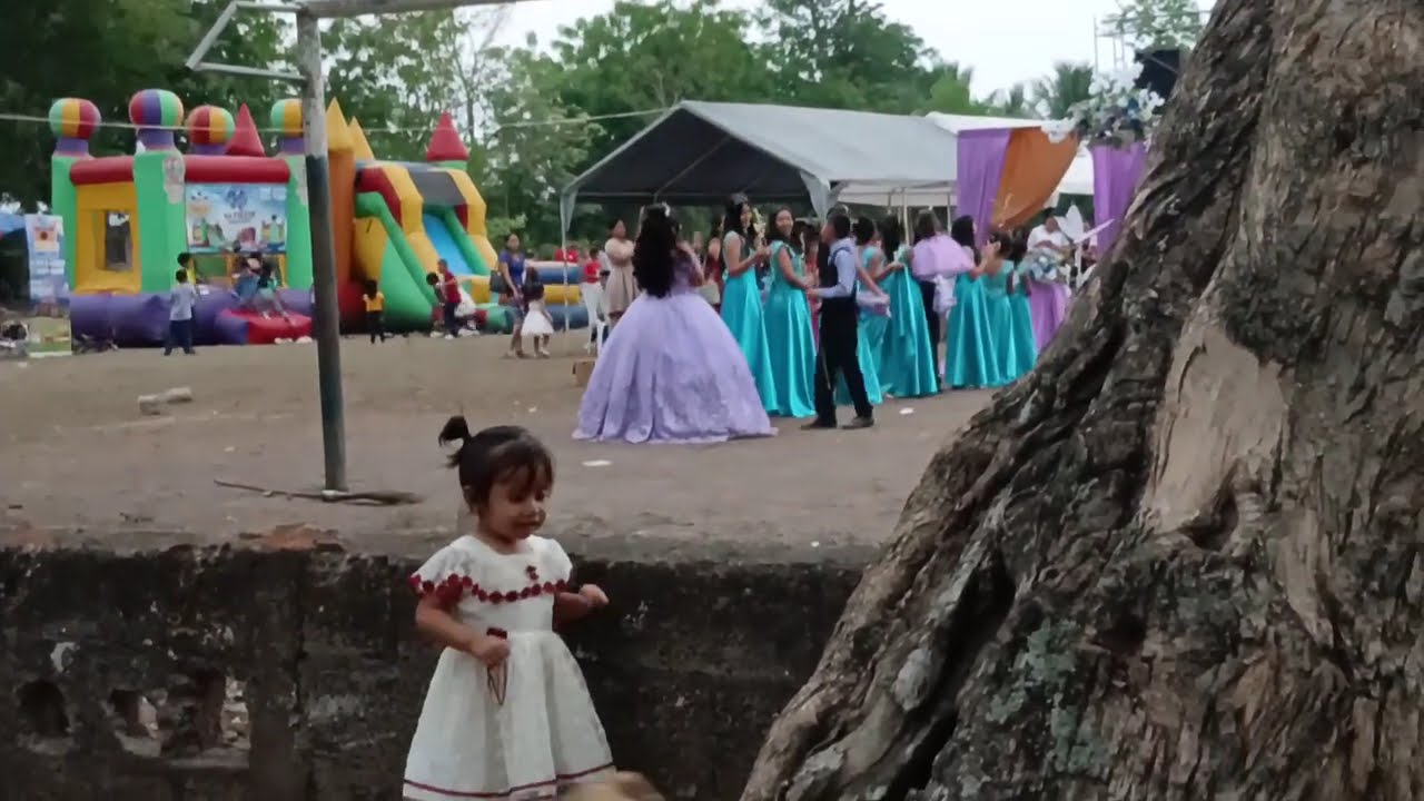 Amalia muy emocionada 🥹 muestra como lucier0n los vestidos las niñ4s