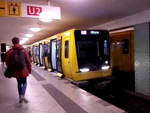 U5 nach Hönow Einsteigen Bitte.... zurück bleiben bitte gesichtet in Berlin Alexanderplatz