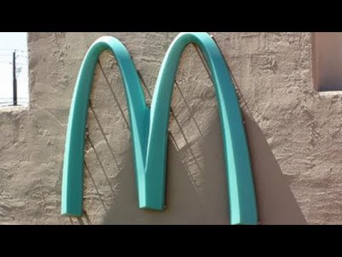 只有一家麥當勞有這種顏色的標誌。 (Only One McDonald's Has This Color Sign)