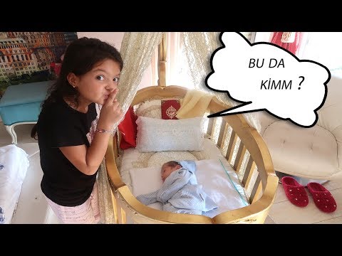 Masal Yeni Doğan Bebeğe Bakıyor İşi Bu Sefer Daha Zor! Kids Pretend Play Taking of Babies feeding
