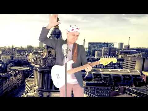Ela É Cruel video