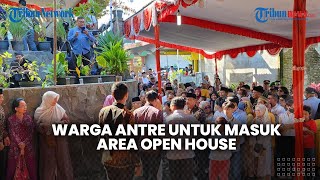 Warga Mulai Antre Memasuki Area Open House Gubernur Jawa Tengah Ganjar Pranowo