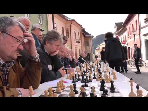 Nezvyčajná šachová partička v centre mesta pútala pozornosť