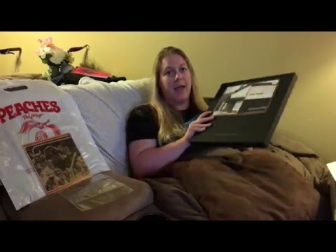 Unboxing Third Man Records Vault 27