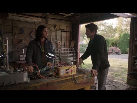 The Flash Clip #44 (Barry Tells Cisco About Time Travel)
