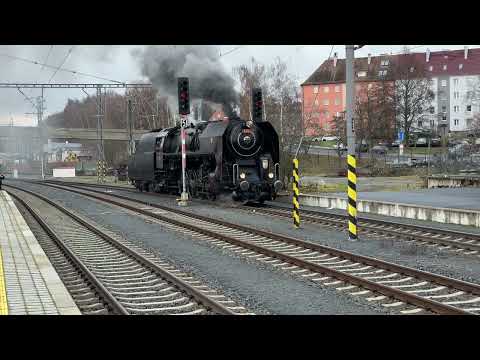 Dampflokomotive 475.111 Šlechtična im Bahnhof Eger beim Rangieren am 07.12.2025