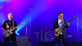 The 1970s Chart-toppers MUD perform &#39;L-L-Lucy&#39; live during Perth&#39;s Christmas Party, Nov 2017