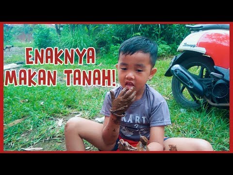 gokil-anak-kecil-makan-tanah
