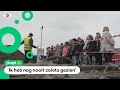Kinderen kijken bij opgraving oorlogsvliegtuig