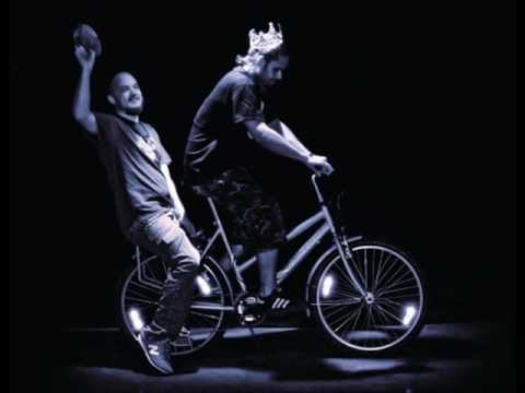 Pyhimys & Timo Pieni Huijaus - Mies Ja Biitti