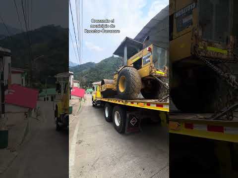 Cruzando el municipio de Recetor Casanare #camiones #vibrocompactador #casanare