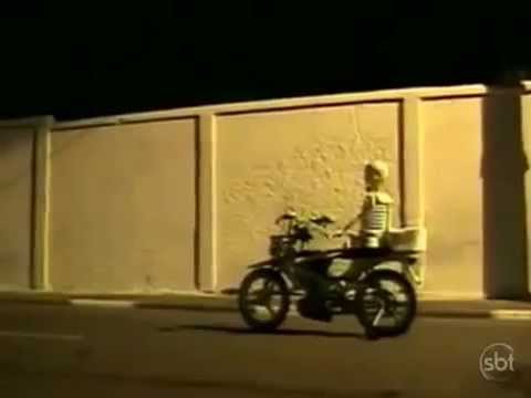 Squelette sur la moto fait peur aux gens Prank-brésilienne