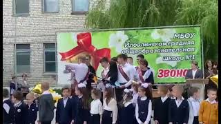 В России выпускник пытался перерезать горло однокласснице прямо на праздничной линейке (видео)