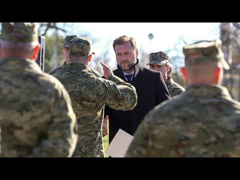 Ministar Banožić uručio prve ugovore o djelatnoj vojnoj službi novim pripadnicima HV-a