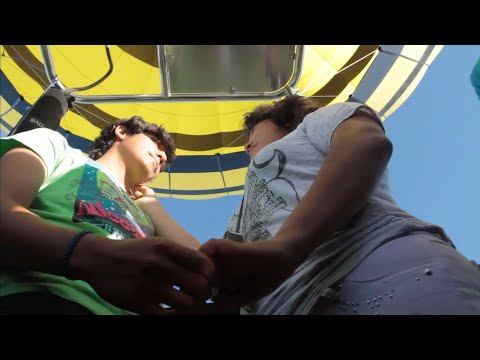 COLIBRITANY VOLANDO EN GLOBO