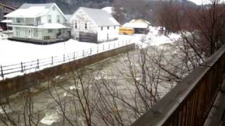 preview picture of video 'Jay Peak,  Washing down a river behind our hotel in Mongomery Center, Vermont'