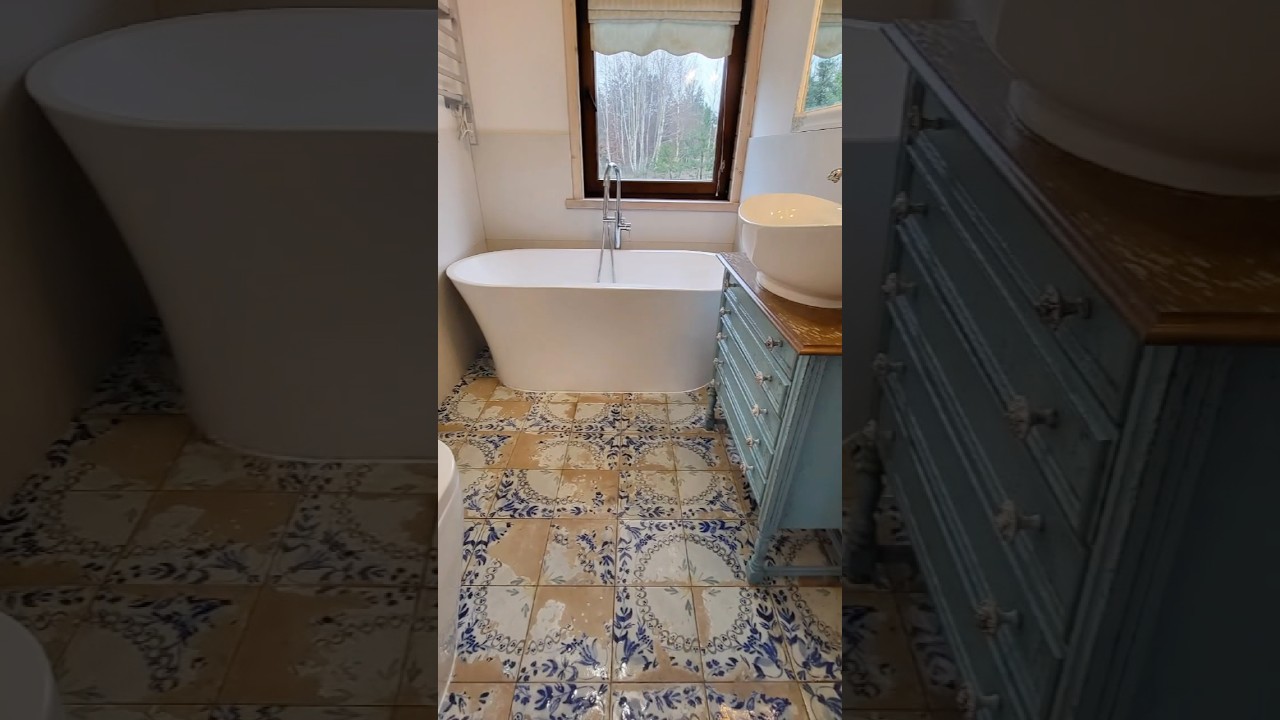 Łazienka z płytkami retro na podłodze - Peronda Fs HERITAGE ORNATE LT 45X45