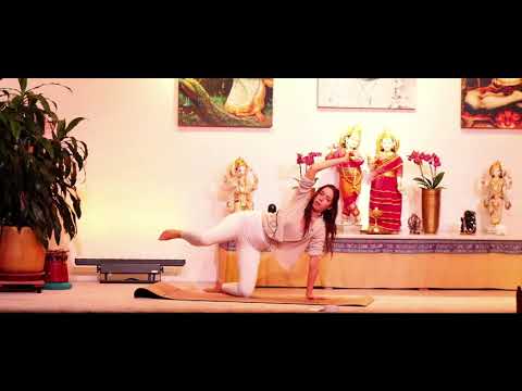 YOGA Mittelstufe "Ankommensflow" mit Svenja - Yoga Vidya Ashram Live - 17:00 Uhr 03.12.2021