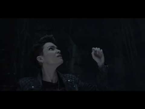 Batwoman encuentra la Baticueva